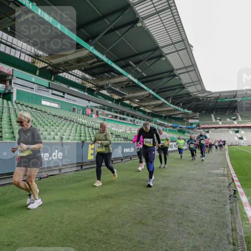 05.10.2025 - 20. swb-Marathon Bremen Michael Burmester http://msf.ph/oto/9226297 05.10.2025 10:45:08 Laufen im Stadion 7007, 7109, 7110, 8476, 9012, 9242, 9264, 9303, 9342, 9441, 9567, 9631, 9756, 9767, 9768, 9899, 9948, 9970, 10000, 10114, 10115, 10190, 10273, 10282, 10292, 10339, 10340, 10379, 10622, 10647, 10671, 10752, 10808, 10842, 10846, 10957, 11060, 11085, 11117, 11118, 11139, 11264, 11293, 11367, 11375, 11378, 11385, 11407, 11448, 11541, 11544, 11557, 8844, 9453, 9479, 9572, 9667, 10355, 10364, 10665, 10984, 11072, 11252, 11318, 11560 meine-sportfotos.de