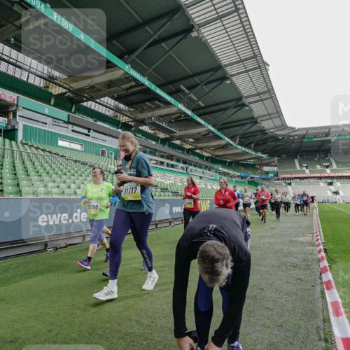 05.10.2025 - 20. swb-Marathon Bremen Michael Burmester http://msf.ph/oto/9226330 05.10.2025 10:45:13 Laufen im Stadion 7109, 7110, 8476, 9242, 9264, 9342, 9441, 9567, 9631, 9756, 9767, 9768, 9899, 9948, 9970, 10000, 10114, 10115, 10190, 10282, 10292, 10339, 10340, 10379, 10622, 10647, 10671, 10728, 10752, 10808, 10842, 10846, 10957, 11060, 11085, 11117, 11118, 11139, 11264, 11293, 11367, 11375, 11378, 11407, 11541, 11557, 7007, 8844, 9012, 9303, 9479, 9572, 9667, 10273, 10355, 10364, 10665, 10984, 11072, 11252, 11385, 11448, 11544 meine-sportfotos.de