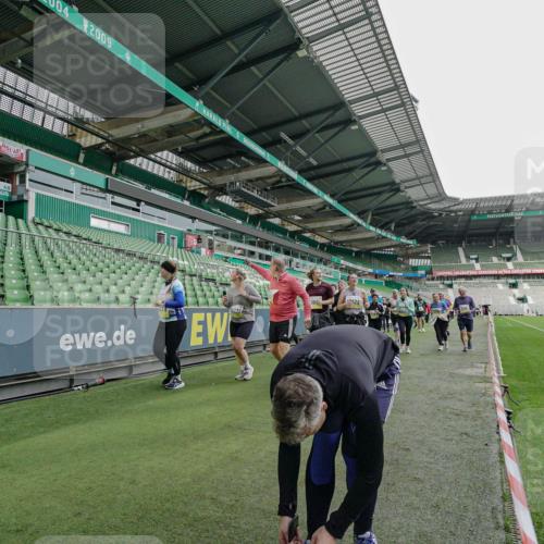 05.10.2025 - 20. swb-Marathon Bremen Michael Burmester http://msf.ph/oto/9226344 05.10.2025 10:45:17 Laufen im Stadion 7109, 7110, 8476, 9203, 9242, 9264, 9342, 9441, 9567, 9756, 9767, 9768, 9899, 9948, 9970, 10000, 10114, 10115, 10186, 10190, 10282, 10292, 10339, 10340, 10379, 10472, 10602, 10622, 10647, 10671, 10728, 10752, 10808, 10842, 10846, 10957, 11060, 11085, 11117, 11118, 11139, 11264, 11293, 11367, 11375, 11378, 11407, 11541, 11557, 7007, 8844, 9012, 9303, 9479, 9572, 9631, 9667, 10273, 10665, 10984, 11072, 11252, 11385, 11448, 11544 meine-sportfotos.de