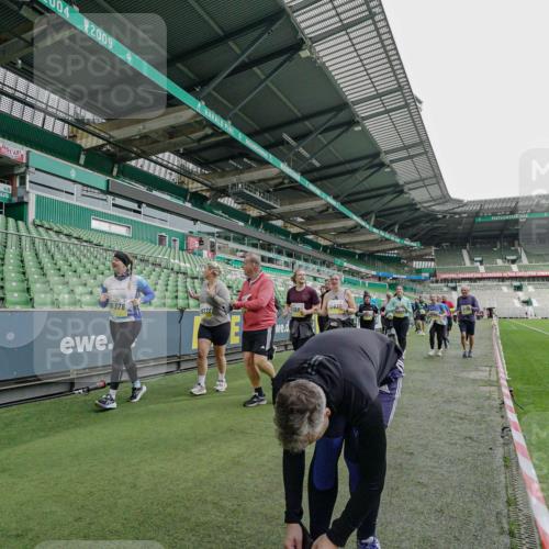 05.10.2025 - 20. swb-Marathon Bremen Michael Burmester http://msf.ph/oto/9226350 05.10.2025 10:45:18 Laufen im Stadion 7109, 7110, 8476, 9203, 9242, 9264, 9342, 9441, 9567, 9756, 9767, 9768, 9899, 9948, 9970, 10000, 10114, 10115, 10186, 10190, 10282, 10292, 10339, 10340, 10379, 10472, 10602, 10622, 10647, 10671, 10728, 10752, 10808, 10842, 10846, 10957, 11060, 11085, 11117, 11118, 11139, 11264, 11293, 11367, 11375, 11378, 11407, 11541, 11557, 7007, 8844, 9012, 9303, 9479, 9572, 9631, 9667, 10273, 10665, 10984, 11072, 11252, 11385, 11448, 11544 meine-sportfotos.de