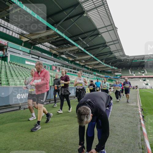 05.10.2025 - 20. swb-Marathon Bremen Michael Burmester http://msf.ph/oto/9226358 05.10.2025 10:45:19 Laufen im Stadion 7109, 7110, 8476, 9203, 9242, 9264, 9342, 9441, 9567, 9756, 9767, 9768, 9899, 9948, 9970, 10000, 10114, 10115, 10186, 10190, 10282, 10292, 10339, 10340, 10379, 10472, 10602, 10622, 10647, 10671, 10728, 10752, 10808, 10842, 10846, 10957, 11060, 11085, 11117, 11118, 11139, 11264, 11293, 11367, 11375, 11378, 11407, 11541, 11557, 7007, 8844, 9012, 9303, 9479, 9572, 9631, 9667, 10273, 10665, 10984, 11072, 11252, 11293, 11385, 11448, 11544 meine-sportfotos.de