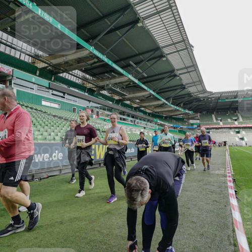 05.10.2025 - 20. swb-Marathon Bremen Michael Burmester http://msf.ph/oto/9226365 05.10.2025 10:45:19 Laufen im Stadion 7109, 7110, 8476, 9203, 9242, 9264, 9342, 9441, 9567, 9756, 9767, 9768, 9899, 9948, 9970, 10000, 10114, 10115, 10186, 10190, 10282, 10292, 10339, 10340, 10379, 10472, 10602, 10622, 10647, 10671, 10728, 10752, 10808, 10842, 10846, 10957, 11060, 11085, 11117, 11118, 11139, 11264, 11293, 11367, 11375, 11378, 11407, 11541, 11557, 7007, 8844, 9012, 9303, 9479, 9572, 9631, 9667, 10273, 10665, 10984, 11072, 11252, 11293, 11385, 11448, 11544 meine-sportfotos.de