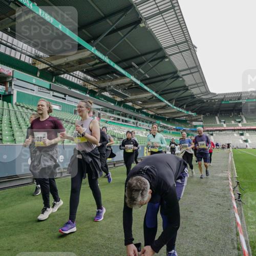 05.10.2025 - 20. swb-Marathon Bremen Michael Burmester http://msf.ph/oto/9226370 05.10.2025 10:45:20 Laufen im Stadion 7109, 7110, 8476, 9203, 9242, 9264, 9342, 9441, 9567, 9756, 9767, 9768, 9899, 9948, 9970, 10000, 10114, 10115, 10186, 10190, 10282, 10292, 10339, 10340, 10379, 10472, 10602, 10622, 10647, 10671, 10728, 10752, 10808, 10842, 10846, 10957, 11060, 11085, 11117, 11118, 11139, 11264, 11367, 11375, 11378, 11407, 11541, 11557, 7007, 9012, 9303, 9479, 9572, 9631, 9667, 10273, 10665, 10984, 11072, 11252, 11293, 11385, 11448, 11544 meine-sportfotos.de