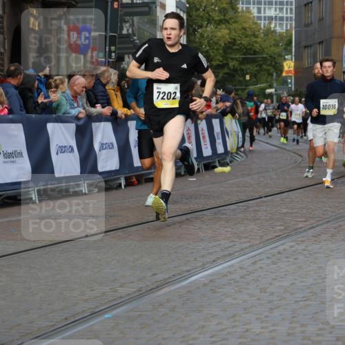 05.10.2025 - 20. swb-Marathon Bremen Strokosch-Dieckow http://msf.ph/oto/9226376 05.10.2025 10:49:10 Ziel 7202, 9333, 9457, 9556, 10016, 10221, 10449, 11057, 11673, 11695 meine-sportfotos.de