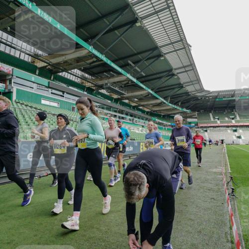 05.10.2025 - 20. swb-Marathon Bremen Michael Burmester http://msf.ph/oto/9226379 05.10.2025 10:45:21 Laufen im Stadion 7109, 7110, 8476, 9203, 9242, 9264, 9342, 9441, 9567, 9756, 9767, 9768, 9899, 9948, 9970, 10000, 10114, 10115, 10186, 10190, 10201, 10282, 10292, 10339, 10340, 10379, 10472, 10602, 10622, 10647, 10671, 10728, 10752, 10808, 10842, 10846, 10957, 11060, 11085, 11117, 11118, 11139, 11264, 11367, 11375, 11378, 11407, 11541, 11557, 7007, 9012, 9303, 9479, 9572, 9631, 9667, 10273, 10665, 10984, 11072, 11293, 11385, 11448, 11544 meine-sportfotos.de