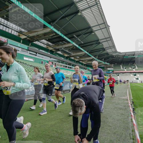 05.10.2025 - 20. swb-Marathon Bremen Michael Burmester http://msf.ph/oto/9226383 05.10.2025 10:45:22 Laufen im Stadion 7109, 7110, 8476, 9203, 9242, 9264, 9342, 9441, 9567, 9756, 9767, 9768, 9899, 9948, 9970, 10000, 10114, 10115, 10186, 10190, 10201, 10282, 10292, 10339, 10340, 10379, 10472, 10602, 10622, 10647, 10671, 10728, 10752, 10808, 10842, 10846, 10957, 11060, 11085, 11117, 11118, 11139, 11264, 11367, 11375, 11378, 11407, 11541, 11557, 7007, 9012, 9303, 9479, 9572, 9631, 9667, 10273, 10665, 10984, 11072, 11293, 11385, 11448, 11544 meine-sportfotos.de