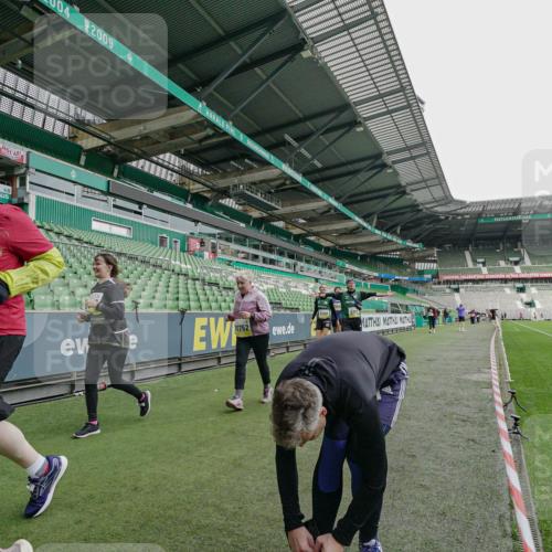 05.10.2025 - 20. swb-Marathon Bremen Michael Burmester http://msf.ph/oto/9226406 05.10.2025 10:45:25 Laufen im Stadion 7109, 7110, 8476, 9203, 9242, 9264, 9342, 9441, 9567, 9756, 9767, 9768, 9948, 9970, 10000, 10114, 10115, 10186, 10190, 10201, 10282, 10292, 10339, 10340, 10379, 10472, 10602, 10622, 10647, 10671, 10728, 10752, 10808, 10842, 10846, 10957, 11020, 11029, 11060, 11068, 11085, 11117, 11118, 11139, 11264, 11367, 11375, 11378, 11407, 11541, 11557, 7007, 9012, 9303, 9479, 9567, 9631, 9667, 9899, 10273, 10665, 10984, 11072, 11293, 11385, 11448, 11544, 11557 meine-sportfotos.de