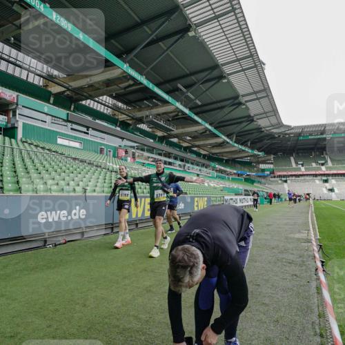 05.10.2025 - 20. swb-Marathon Bremen Michael Burmester http://msf.ph/oto/9226412 05.10.2025 10:45:28 Laufen im Stadion 7109, 7110, 8476, 9203, 9242, 9264, 9342, 9441, 9643, 9756, 9767, 9768, 9838, 9948, 9970, 10000, 10114, 10115, 10186, 10190, 10201, 10282, 10292, 10339, 10340, 10379, 10472, 10496, 10602, 10622, 10647, 10671, 10728, 10752, 10808, 10842, 10846, 10957, 10976, 11020, 11029, 11068, 11085, 11117, 11118, 11139, 11264, 11367, 11375, 11378, 11407, 11541, 7007, 9012, 9303, 9567, 9631, 9899, 9970, 10273, 11060, 11293, 11385, 11448, 11544, 11557 meine-sportfotos.de