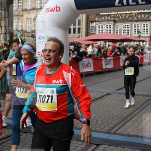 05.10.2025 - 20. swb-Marathon Bremen Yannick Fuchs http://msf.ph/oto/9226414 05.10.2025 11:00:44 Ziel 7178, 9177, 9271, 9272, 9531, 10063, 10079, 10518, 11003, 11071, 11162, 11255, 11511, 11534, 11595, 11610 meine-sportfotos.de