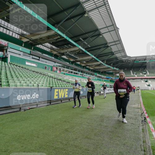 05.10.2025 - 20. swb-Marathon Bremen Michael Burmester http://msf.ph/oto/9226440 05.10.2025 10:45:46 Laufen im Stadion 9203, 9242, 9420, 9465, 9643, 9756, 9838, 10000, 10023, 10083, 10186, 10201, 10220, 10450, 10472, 10496, 10575, 10602, 10671, 10728, 10752, 10759, 10808, 10842, 10976, 11020, 11029, 11036, 11068, 11082, 11332, 11438, 11541, 7109, 7110, 8476, 9242, 9264, 9342, 9441, 9767, 9768, 9948, 9970, 10114, 10115, 10190, 10282, 10292, 10339, 10340, 10379, 10622, 10647, 10846, 10957, 11060, 11085, 11117, 11118, 11139, 11264, 11367, 11375, 11378 meine-sportfotos.de