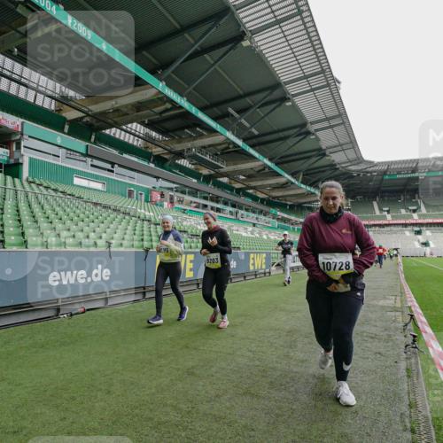 05.10.2025 - 20. swb-Marathon Bremen Michael Burmester http://msf.ph/oto/9226448 05.10.2025 10:45:46 Laufen im Stadion 9203, 9242, 9420, 9465, 9643, 9756, 9838, 10000, 10023, 10083, 10186, 10201, 10220, 10450, 10472, 10496, 10575, 10602, 10671, 10728, 10752, 10759, 10808, 10842, 10976, 11020, 11029, 11036, 11068, 11082, 11332, 11438, 11541, 7109, 7110, 8476, 9242, 9264, 9342, 9441, 9767, 9768, 9948, 9970, 10114, 10115, 10190, 10282, 10292, 10339, 10340, 10379, 10622, 10647, 10846, 10957, 11060, 11085, 11117, 11118, 11139, 11264, 11367, 11375, 11378 meine-sportfotos.de