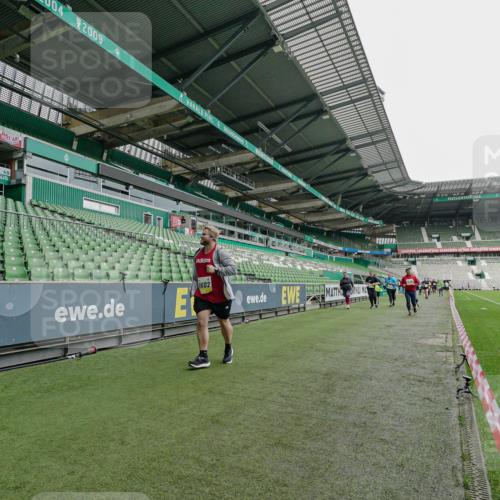 05.10.2025 - 20. swb-Marathon Bremen Michael Burmester http://msf.ph/oto/9226459 05.10.2025 10:45:52 Laufen im Stadion 7014, 7410, 9203, 9420, 9465, 9643, 9838, 9869, 10000, 10023, 10083, 10186, 10201, 10220, 10312, 10450, 10465, 10472, 10496, 10575, 10602, 10728, 10736, 10759, 10949, 10976, 11020, 11029, 11036, 11068, 11082, 11332, 11358, 11438, 11541, 7109, 7110, 8476, 9242, 9342, 9441, 9756, 9767, 9768, 9948, 10114, 10115, 10190, 10282, 10292, 10339, 10340, 10379, 10622, 10647, 10671, 10752, 10808, 10842, 10846, 10957, 11085, 11117, 11118, 11139, 11264, 11367, 11375, 11378 meine-sportfotos.de