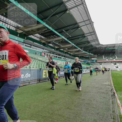 05.10.2025 - 20. swb-Marathon Bremen Michael Burmester http://msf.ph/oto/9226471 05.10.2025 10:45:59 Laufen im Stadion 7014, 7410, 9203, 9301, 9420, 9465, 9643, 9838, 9869, 10000, 10023, 10083, 10186, 10201, 10220, 10312, 10450, 10465, 10472, 10496, 10564, 10575, 10602, 10728, 10736, 10759, 10949, 10976, 11020, 11029, 11036, 11068, 11082, 11107, 11182, 11332, 11358, 11438, 11541, 7109, 7110, 8476, 9242, 9441, 9756, 10000, 10282, 10292, 10622, 10671, 10752, 10808, 10842, 10957, 11085, 11139, 11264, 11375 meine-sportfotos.de