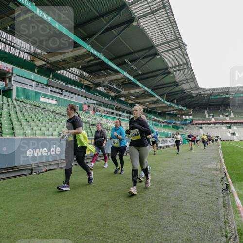 05.10.2025 - 20. swb-Marathon Bremen Michael Burmester http://msf.ph/oto/9226476 05.10.2025 10:45:59 Laufen im Stadion 7014, 7410, 9203, 9301, 9420, 9465, 9643, 9838, 9869, 10000, 10023, 10083, 10186, 10201, 10220, 10312, 10450, 10465, 10472, 10496, 10564, 10575, 10602, 10728, 10736, 10759, 10949, 10976, 11020, 11029, 11036, 11068, 11082, 11107, 11182, 11332, 11358, 11438, 11541, 7109, 7110, 8476, 9242, 9441, 9756, 10000, 10282, 10292, 10622, 10671, 10752, 10808, 10842, 10957, 11085, 11139, 11264, 11375 meine-sportfotos.de
