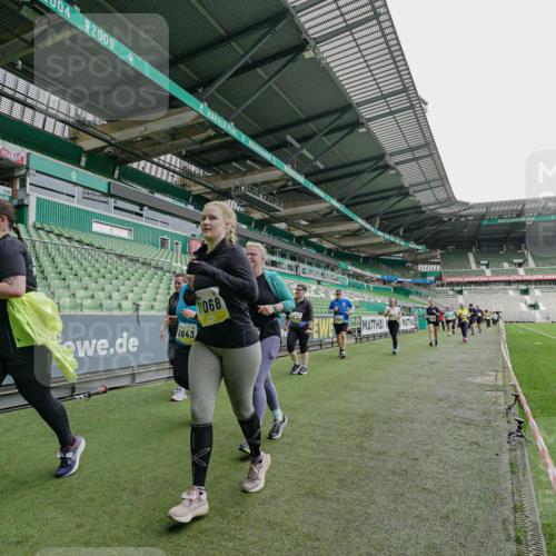 05.10.2025 - 20. swb-Marathon Bremen Michael Burmester http://msf.ph/oto/9226484 05.10.2025 10:46:00 Laufen im Stadion 7014, 7410, 9203, 9301, 9420, 9465, 9643, 9838, 9869, 10023, 10083, 10186, 10201, 10220, 10312, 10450, 10465, 10472, 10496, 10564, 10575, 10602, 10728, 10736, 10759, 10949, 10976, 11020, 11029, 11036, 11068, 11082, 11107, 11182, 11332, 11358, 11438, 11541, 7109, 7110, 8476, 9242, 9441, 9756, 10000, 10282, 10292, 10622, 10671, 10752, 10808, 10842, 10957, 11085, 11139, 11264, 11375 meine-sportfotos.de