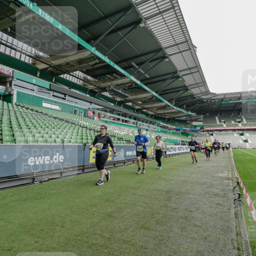 05.10.2025 - 20. swb-Marathon Bremen Michael Burmester http://msf.ph/oto/9226489 05.10.2025 10:46:02 Laufen im Stadion 7014, 7410, 9203, 9301, 9420, 9465, 9643, 9838, 9869, 10023, 10083, 10186, 10201, 10220, 10312, 10450, 10465, 10472, 10496, 10564, 10575, 10602, 10728, 10736, 10759, 10949, 10976, 11008, 11020, 11029, 11036, 11068, 11082, 11107, 11182, 11332, 11358, 11438, 7109, 7110, 8476, 9242, 9441, 9756, 10000, 10282, 10292, 10671, 10752, 10808, 10842, 10957, 11264, 11375, 11541 meine-sportfotos.de