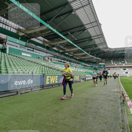 05.10.2025 - 20. swb-Marathon Bremen Michael Burmester http://msf.ph/oto/9226512 05.10.2025 10:46:08 Laufen im Stadion 7014, 7410, 9203, 9301, 9420, 9465, 9643, 9695, 9838, 9869, 10023, 10083, 10186, 10201, 10220, 10312, 10450, 10465, 10472, 10496, 10564, 10575, 10602, 10721, 10728, 10736, 10756, 10759, 10949, 10976, 11008, 11020, 11029, 11036, 11068, 11082, 11107, 11182, 11332, 11358, 11438, 11555, 10000, 10671, 10752, 10808, 11541 meine-sportfotos.de