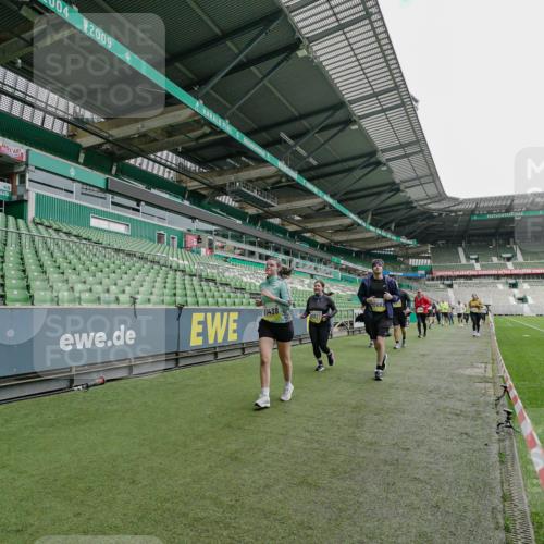 05.10.2025 - 20. swb-Marathon Bremen Michael Burmester http://msf.ph/oto/9226518 05.10.2025 10:46:10 Laufen im Stadion 7014, 7410, 9203, 9301, 9420, 9465, 9643, 9695, 9818, 9838, 9869, 9891, 10023, 10083, 10186, 10201, 10220, 10312, 10450, 10465, 10472, 10496, 10564, 10575, 10602, 10721, 10736, 10756, 10759, 10832, 10949, 10976, 10994, 11008, 11020, 11029, 11036, 11068, 11082, 11107, 11182, 11332, 11358, 11438, 11555, 10000, 10728, 11541 meine-sportfotos.de