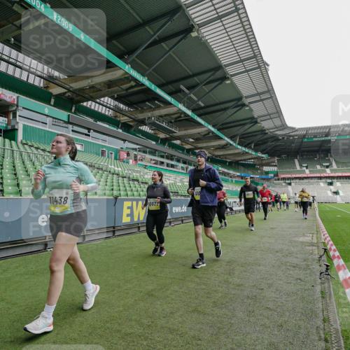 05.10.2025 - 20. swb-Marathon Bremen Michael Burmester http://msf.ph/oto/9226523 05.10.2025 10:46:12 Laufen im Stadion 7014, 7410, 9203, 9301, 9420, 9465, 9643, 9695, 9818, 9838, 9869, 9891, 10023, 10083, 10186, 10201, 10220, 10312, 10450, 10465, 10472, 10496, 10564, 10575, 10602, 10721, 10736, 10756, 10759, 10832, 10949, 10976, 10994, 11008, 11020, 11029, 11036, 11068, 11082, 11107, 11182, 11332, 11358, 11438, 11555, 11652, 10000, 10728, 11541 meine-sportfotos.de