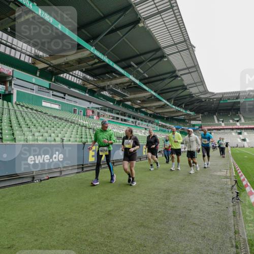 05.10.2025 - 20. swb-Marathon Bremen Michael Burmester http://msf.ph/oto/9226546 05.10.2025 10:46:21 Laufen im Stadion 7014, 7410, 9301, 9420, 9465, 9643, 9695, 9818, 9838, 9869, 9891, 9959, 10023, 10083, 10201, 10220, 10312, 10450, 10465, 10496, 10564, 10575, 10721, 10736, 10756, 10759, 10832, 10949, 10976, 10994, 11008, 11020, 11029, 11036, 11068, 11082, 11107, 11182, 11332, 11358, 11438, 11555, 11652, 11653, 9203, 10186, 10201, 10472, 10602, 10728, 11541 meine-sportfotos.de