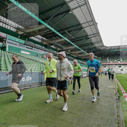 05.10.2025 - 20. swb-Marathon Bremen Michael Burmester http://msf.ph/oto/9226556 05.10.2025 10:46:24 Laufen im Stadion 7014, 7410, 9301, 9420, 9465, 9643, 9695, 9818, 9838, 9869, 9891, 9959, 10023, 10083, 10220, 10312, 10450, 10465, 10496, 10564, 10575, 10721, 10736, 10756, 10759, 10832, 10949, 10976, 10994, 11008, 11029, 11036, 11068, 11082, 11107, 11182, 11332, 11358, 11438, 11555, 11652, 11653, 9203, 10186, 10201, 10472, 10602, 10728, 11020, 11029, 11068 meine-sportfotos.de