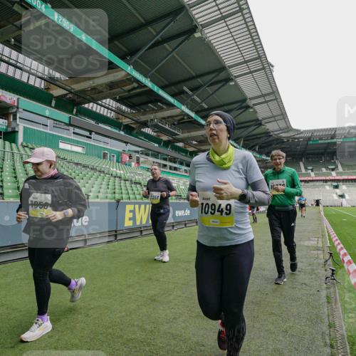 05.10.2025 - 20. swb-Marathon Bremen Michael Burmester http://msf.ph/oto/9226574 05.10.2025 10:46:30 Laufen im Stadion 7014, 7410, 9301, 9420, 9465, 9695, 9818, 9869, 9891, 9959, 10023, 10083, 10220, 10312, 10450, 10465, 10564, 10575, 10721, 10736, 10756, 10759, 10832, 10949, 10994, 11008, 11082, 11107, 11182, 11358, 11438, 11555, 11652, 11653, 9203, 9643, 9838, 10186, 10201, 10472, 10496, 10602, 10976, 11020, 11029, 11036, 11068, 11332 meine-sportfotos.de