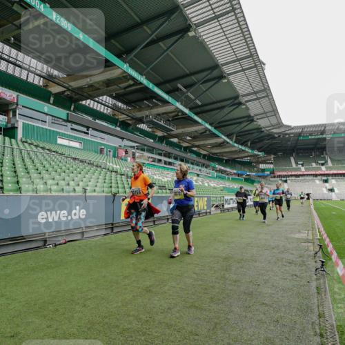 05.10.2025 - 20. swb-Marathon Bremen Michael Burmester http://msf.ph/oto/9226579 05.10.2025 10:46:35 Laufen im Stadion 7014, 7410, 9301, 9465, 9695, 9818, 9869, 9891, 9959, 10023, 10083, 10220, 10312, 10450, 10465, 10564, 10575, 10635, 10721, 10736, 10756, 10759, 10832, 10949, 10994, 11008, 11082, 11107, 11182, 11358, 11555, 11652, 11653, 9203, 9420, 9643, 9838, 10186, 10201, 10472, 10496, 10602, 10759, 10976, 11020, 11029, 11036, 11068, 11332, 11438 meine-sportfotos.de