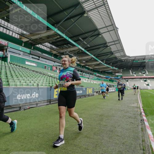 05.10.2025 - 20. swb-Marathon Bremen Michael Burmester http://msf.ph/oto/9226601 05.10.2025 10:46:40 Laufen im Stadion 7014, 7410, 9301, 9640, 9695, 9818, 9869, 9891, 9959, 10220, 10312, 10450, 10465, 10564, 10635, 10721, 10736, 10756, 10832, 10949, 10994, 11008, 11082, 11107, 11182, 11247, 11358, 11440, 11555, 11652, 11653, 9420, 9465, 9643, 9838, 10023, 10083, 10201, 10220, 10496, 10575, 10759, 10976, 11020, 11029, 11036, 11068, 11332, 11438 meine-sportfotos.de