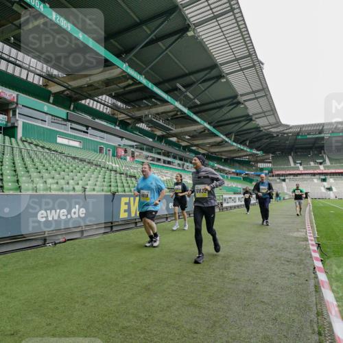 05.10.2025 - 20. swb-Marathon Bremen Michael Burmester http://msf.ph/oto/9226605 05.10.2025 10:46:43 Laufen im Stadion 7014, 7410, 9301, 9640, 9695, 9818, 9869, 9891, 9959, 10312, 10465, 10564, 10635, 10721, 10736, 10756, 10832, 10949, 10994, 11008, 11107, 11182, 11247, 11358, 11440, 11555, 11652, 11653, 9420, 9465, 9643, 9838, 10023, 10083, 10220, 10450, 10496, 10575, 10759, 10976, 11020, 11029, 11036, 11068, 11082, 11332, 11438 meine-sportfotos.de
