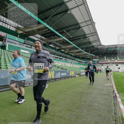 05.10.2025 - 20. swb-Marathon Bremen Michael Burmester http://msf.ph/oto/9226613 05.10.2025 10:46:45 Laufen im Stadion 7014, 7410, 9301, 9640, 9695, 9818, 9869, 9891, 9959, 10312, 10465, 10564, 10635, 10721, 10736, 10756, 10832, 10949, 10994, 11008, 11107, 11182, 11247, 11358, 11440, 11555, 11652, 11653, 9420, 9465, 9643, 9838, 10023, 10083, 10220, 10450, 10496, 10575, 10759, 10976, 11036, 11082, 11332, 11438 meine-sportfotos.de