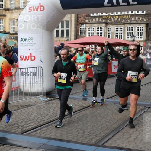 05.10.2025 - 20. swb-Marathon Bremen Yannick Fuchs http://msf.ph/oto/9226614 05.10.2025 11:00:55 Ziel 9327, 9389, 9827, 9858, 10182, 10571, 10690, 10872, 10901, 11034, 11155 meine-sportfotos.de