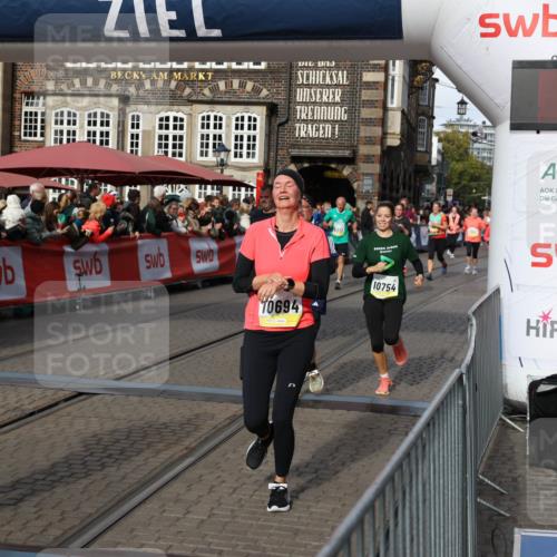 05.10.2025 - 20. swb-Marathon Bremen Yannick Fuchs http://msf.ph/oto/9226615 05.10.2025 10:57:45 Ziel 9309, 9372, 9585, 9625, 9747, 9904, 9914, 9943, 9962, 10139, 10250, 10555, 10694, 10739, 10754, 11352, 11360, 11583 meine-sportfotos.de