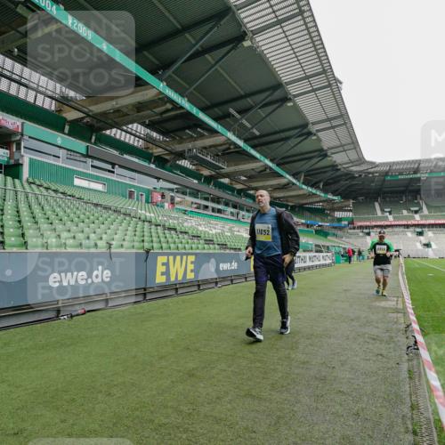 05.10.2025 - 20. swb-Marathon Bremen Michael Burmester http://msf.ph/oto/9226617 05.10.2025 10:46:46 Laufen im Stadion 7014, 7410, 9301, 9640, 9695, 9818, 9869, 9891, 9959, 10312, 10465, 10564, 10635, 10721, 10736, 10756, 10832, 10949, 10994, 11008, 11043, 11107, 11182, 11247, 11358, 11440, 11555, 11652, 11653, 9420, 9465, 9643, 9838, 10023, 10083, 10220, 10450, 10496, 10575, 10759, 10976, 11036, 11082, 11332, 11438 meine-sportfotos.de