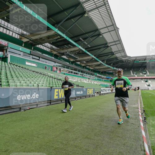 05.10.2025 - 20. swb-Marathon Bremen Michael Burmester http://msf.ph/oto/9226622 05.10.2025 10:46:49 Laufen im Stadion 7014, 7410, 9301, 9640, 9695, 9818, 9891, 9959, 10564, 10635, 10721, 10736, 10756, 10832, 10949, 10994, 11008, 11043, 11107, 11182, 11247, 11358, 11440, 11555, 11652, 11653, 7410, 9420, 9465, 9869, 10023, 10083, 10220, 10312, 10450, 10465, 10575, 10759, 10949, 11036, 11082, 11332, 11438 meine-sportfotos.de