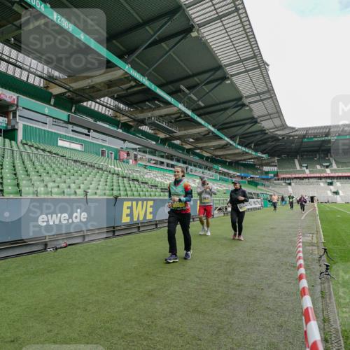 05.10.2025 - 20. swb-Marathon Bremen Michael Burmester http://msf.ph/oto/9226628 05.10.2025 10:47:10 Laufen im Stadion 9640, 9691, 9818, 9946, 9959, 10041, 10635, 10677, 10832, 10994, 11043, 11247, 11440, 11652, 11653, 7014, 9301, 9695, 9818, 9891, 10564, 10721, 10736, 10756, 10832, 10994, 11008, 11107, 11182, 11358, 11555 meine-sportfotos.de