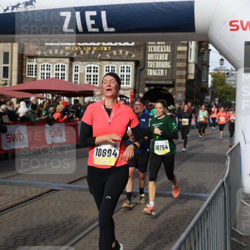 05.10.2025 - 20. swb-Marathon Bremen Yannick Fuchs http://msf.ph/oto/9226635 05.10.2025 10:57:45 Ziel 9309, 9372, 9585, 9625, 9747, 9904, 9914, 9943, 9962, 10139, 10250, 10555, 10694, 10739, 10754, 11352, 11360, 11583 meine-sportfotos.de