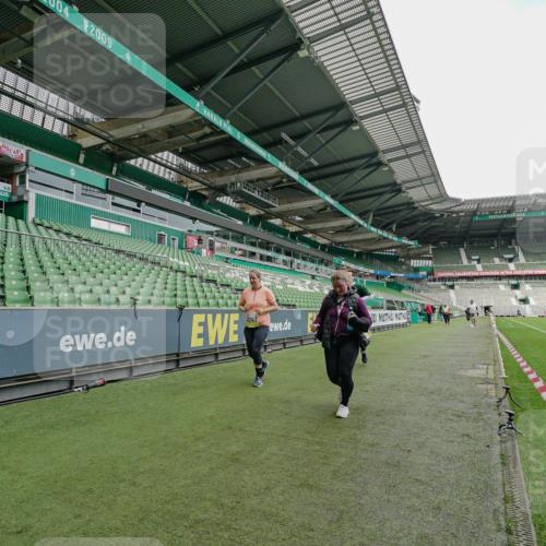 05.10.2025 - 20. swb-Marathon Bremen Michael Burmester http://msf.ph/oto/9226639 05.10.2025 10:47:20 Laufen im Stadion 9640, 9691, 9946, 10041, 10635, 10677, 11043, 11247, 11440, 9695, 9818, 9891, 9959, 10721, 10756, 10832, 10994, 11008, 11555, 11652, 11653 meine-sportfotos.de