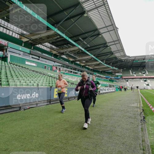 05.10.2025 - 20. swb-Marathon Bremen Michael Burmester http://msf.ph/oto/9226645 05.10.2025 10:47:20 Laufen im Stadion 9640, 9691, 9946, 10041, 10635, 10677, 11043, 11247, 11440, 9695, 9818, 9891, 9959, 10721, 10756, 10832, 10994, 11008, 11555, 11652, 11653 meine-sportfotos.de