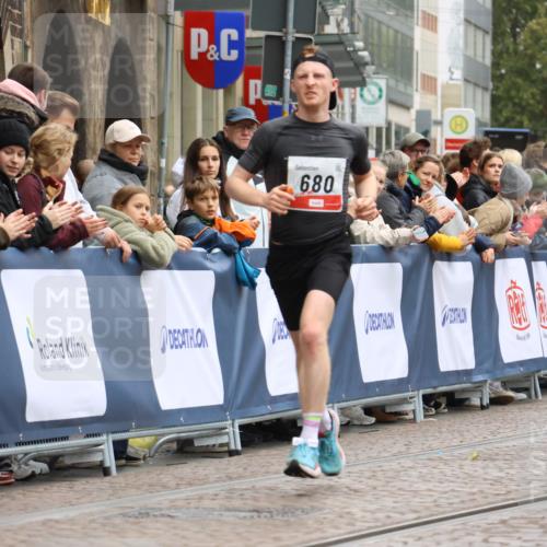05.10.2025 - 20. swb-Marathon Bremen Strokosch-Dieckow http://msf.ph/oto/9226647 05.10.2025 12:21:23 Ziel 680 meine-sportfotos.de