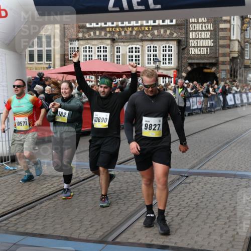 05.10.2025 - 20. swb-Marathon Bremen Yannick Fuchs http://msf.ph/oto/9226650 05.10.2025 11:00:55 Ziel 9327, 9389, 9827, 9858, 10182, 10571, 10690, 10872, 10901, 11034, 11155 meine-sportfotos.de