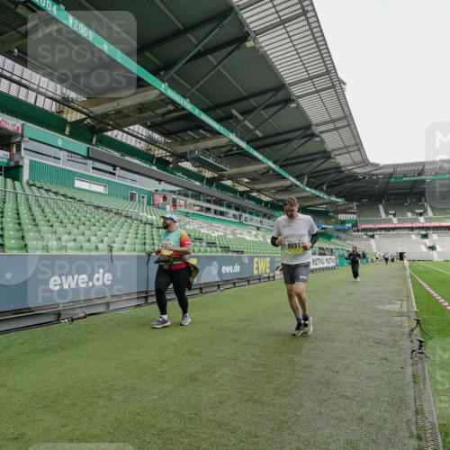 05.10.2025 - 20. swb-Marathon Bremen Michael Burmester http://msf.ph/oto/9226652 05.10.2025 10:47:33 Laufen im Stadion 9323, 9348, 9477, 9640, 9691, 9805, 9946, 10041, 10198, 10635, 10677, 11043, 11247, 11440, 9959, 11653 meine-sportfotos.de