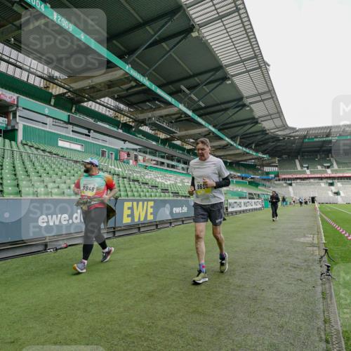 05.10.2025 - 20. swb-Marathon Bremen Michael Burmester http://msf.ph/oto/9226662 05.10.2025 10:47:34 Laufen im Stadion 9323, 9348, 9477, 9640, 9691, 9805, 9946, 10041, 10198, 10635, 10677, 11043, 11247, 11440, 9959, 11653 meine-sportfotos.de