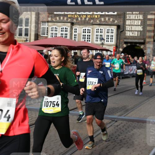 05.10.2025 - 20. swb-Marathon Bremen Yannick Fuchs http://msf.ph/oto/9226663 05.10.2025 10:57:46 Ziel 9309, 9372, 9585, 9747, 9904, 9914, 9943, 9962, 10225, 10250, 10329, 10555, 10694, 10739, 10754, 11352, 11360, 11583 meine-sportfotos.de