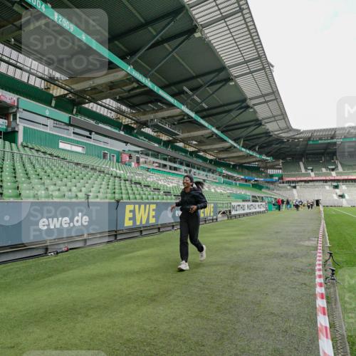 05.10.2025 - 20. swb-Marathon Bremen Michael Burmester http://msf.ph/oto/9226666 05.10.2025 10:47:39 Laufen im Stadion 9323, 9348, 9477, 9563, 9679, 9691, 9705, 9805, 9946, 10012, 10041, 10198, 10677, 11043, 9640, 10635, 11247, 11440, 11653 meine-sportfotos.de