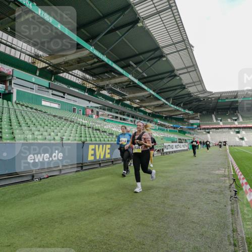 05.10.2025 - 20. swb-Marathon Bremen Michael Burmester http://msf.ph/oto/9226671 05.10.2025 10:47:56 Laufen im Stadion 9323, 9348, 9477, 9563, 9679, 9691, 9698, 9705, 9805, 9946, 10012, 10198, 10677, 9640, 10041, 11043, 11247, 11440 meine-sportfotos.de