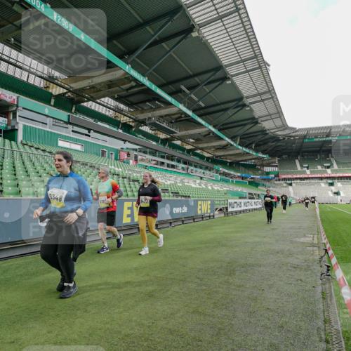 05.10.2025 - 20. swb-Marathon Bremen Michael Burmester http://msf.ph/oto/9226676 05.10.2025 10:47:58 Laufen im Stadion 9323, 9348, 9477, 9563, 9679, 9691, 9698, 9705, 9805, 9946, 10012, 10198, 10677, 11631, 11743, 10041, 11043 meine-sportfotos.de