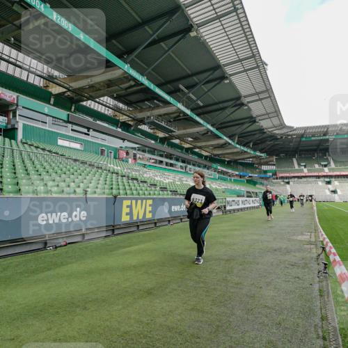 05.10.2025 - 20. swb-Marathon Bremen Michael Burmester http://msf.ph/oto/9226681 05.10.2025 10:48:02 Laufen im Stadion 9323, 9348, 9408, 9477, 9563, 9679, 9698, 9705, 9805, 10012, 10076, 10198, 10613, 10677, 10795, 10874, 10913, 11631, 11690, 11743, 9691, 9946, 10041, 11043 meine-sportfotos.de