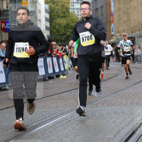 05.10.2025 - 20. swb-Marathon Bremen Strokosch-Dieckow http://msf.ph/oto/9226689 05.10.2025 10:49:24 Ziel 9206, 9233, 9435, 9555, 9708, 10118, 10381, 10519, 10673, 10735, 11319, 11487, 11598, 11672 meine-sportfotos.de