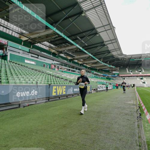 05.10.2025 - 20. swb-Marathon Bremen Michael Burmester http://msf.ph/oto/9226690 05.10.2025 10:48:11 Laufen im Stadion 9323, 9348, 9408, 9477, 9563, 9679, 9698, 9705, 9805, 10012, 10076, 10198, 10613, 10795, 10874, 10913, 11631, 11690, 11743, 9691, 9946, 10041, 10677 meine-sportfotos.de