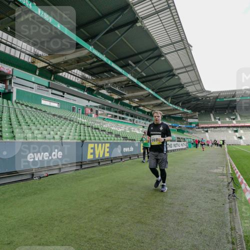 05.10.2025 - 20. swb-Marathon Bremen Michael Burmester http://msf.ph/oto/9226693 05.10.2025 10:48:18 Laufen im Stadion 9323, 9348, 9408, 9477, 9563, 9679, 9698, 9705, 9805, 10012, 10076, 10198, 10613, 10795, 10874, 10913, 11109, 11480, 11631, 11690, 11743, 9691, 9946, 10677 meine-sportfotos.de